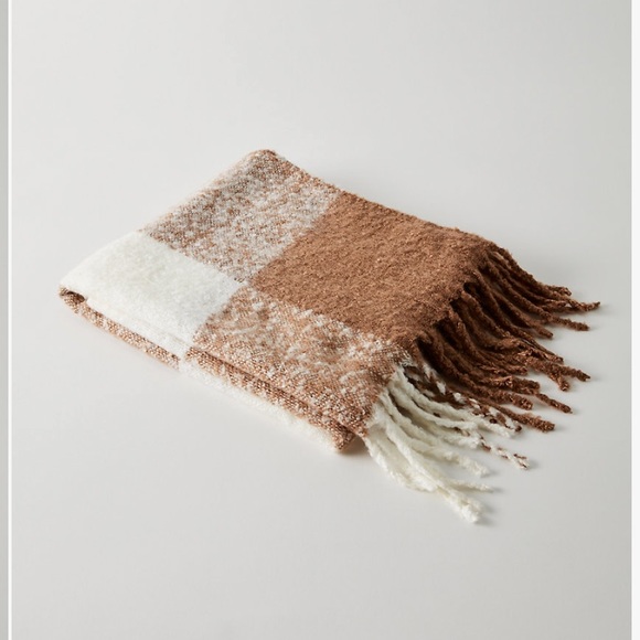 Aritzia Accessories - Aritzia Main Character Teagan Fringe Scarf